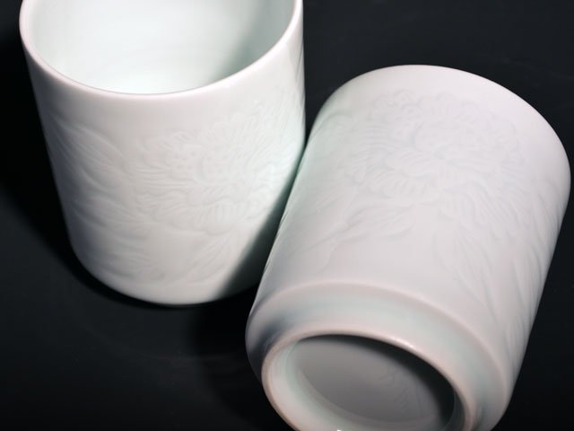 汤吞对装 - 白瓷牡丹雕刻，山口干彦手工雕制