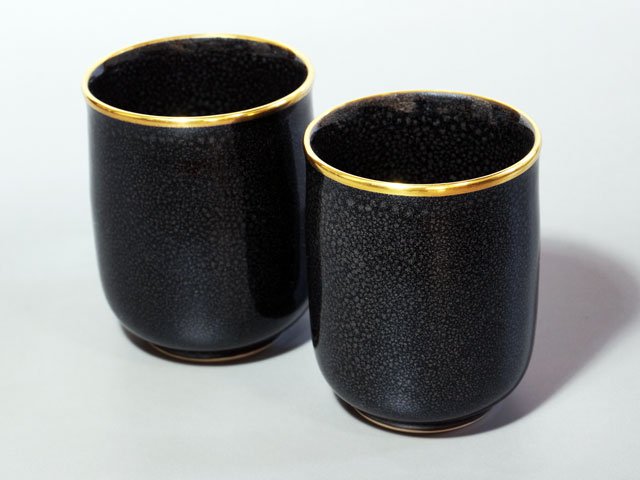 Paire de tasses à thé japonaises (yunomi) – tenmoku yuteki argenté, four Shinemon, porcelaine d'Arita