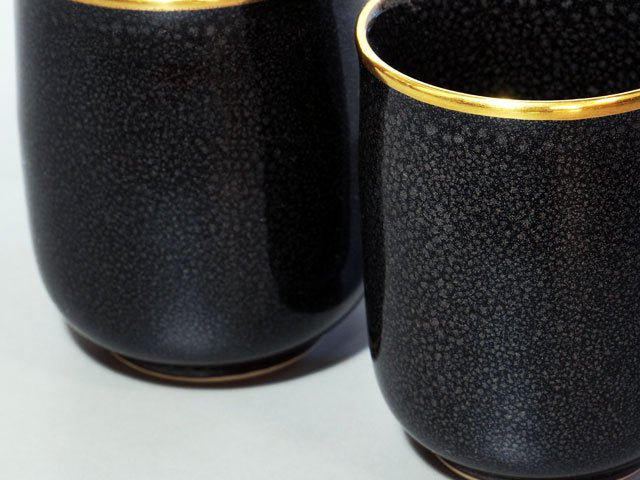 Paire de tasses à thé japonaises (yunomi) – tenmoku yuteki argenté, four Shinemon, porcelaine d'Arita