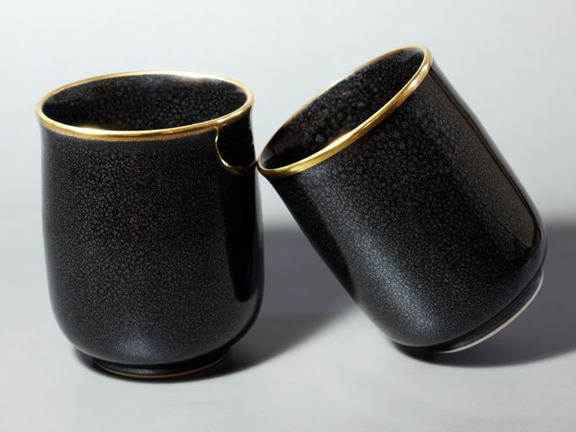 Paire de tasses à thé japonaises (yunomi) – tenmoku yuteki argenté, four Shinemon, porcelaine d'Arita