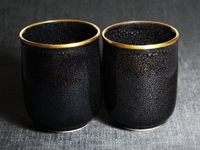 Paire de tasses à thé japonaises (yunomi) – tenmoku yuteki argenté, four Shinemon, porcelaine d'Arita