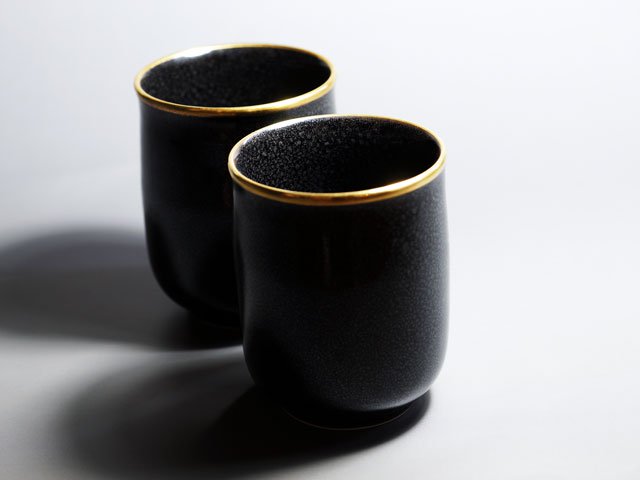 Paire de tasses à thé japonaises (yunomi) – tenmoku yuteki argenté, four Shinemon, porcelaine d'Arita
