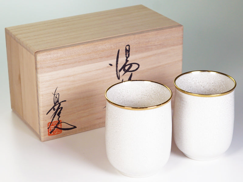 Four Shinemon, paire de yunomi – Shiro Tenmoku, décor à l’or