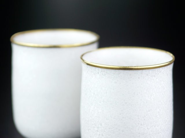 Four Shinemon, paire de yunomi – Shiro Tenmoku, décor à l’or