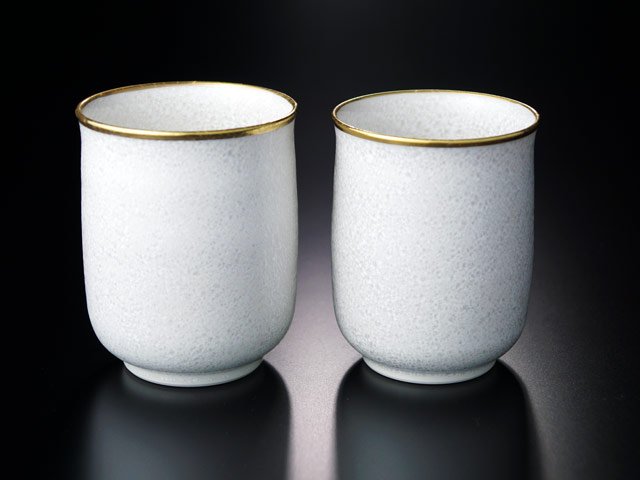Four Shinemon, paire de yunomi – Shiro Tenmoku, décor à l’or