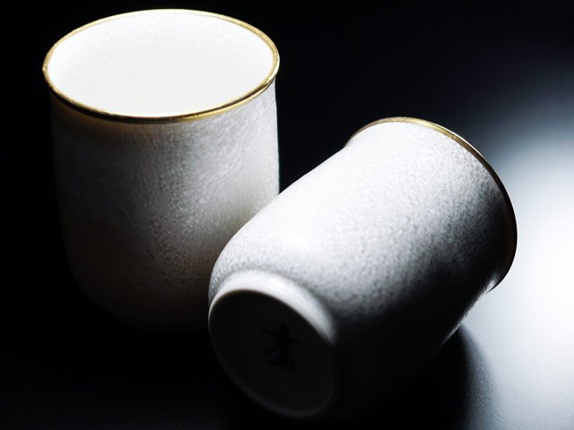 Four Shinemon, paire de yunomi – Shiro Tenmoku, décor à l’or