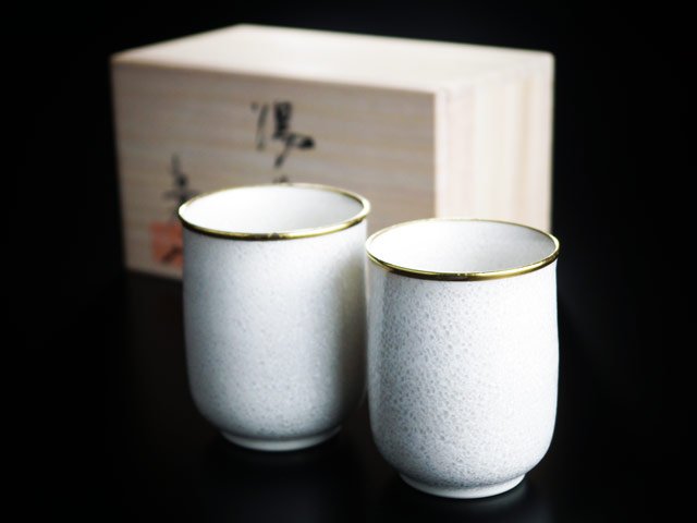 Four Shinemon, paire de yunomi – Shiro Tenmoku, décor à l’or