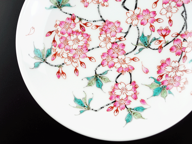Four Jin, assiette décorative – cerisiers Gokusai d’une extrême finesse, porcelaine d’Arita