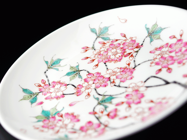Four Jin, assiette décorative – cerisiers Gokusai d’une extrême finesse, porcelaine d’Arita