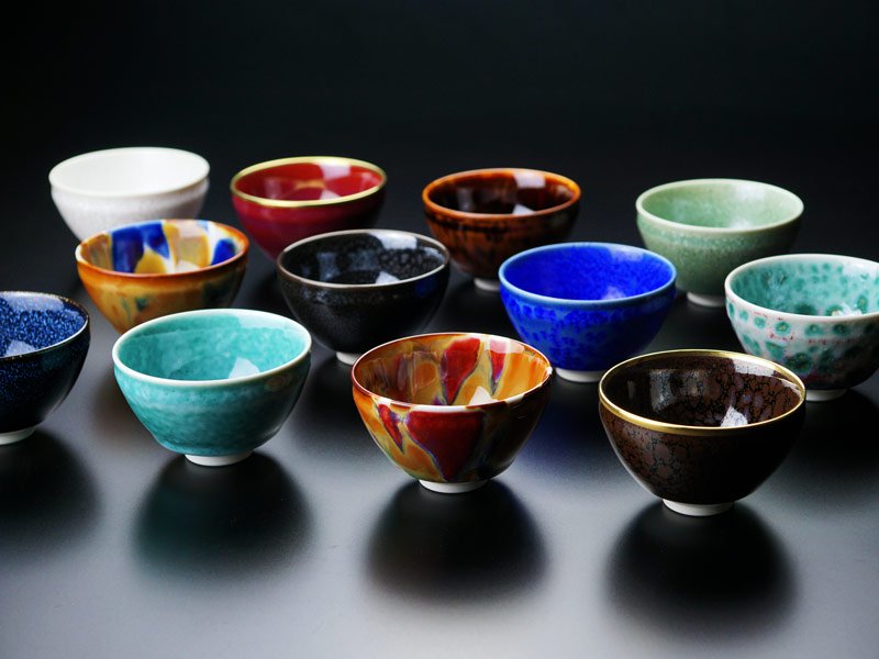 Ensemble de 12 coupes à saké japonaises (guinomi) – four Shinemon, porcelaine d’Arita