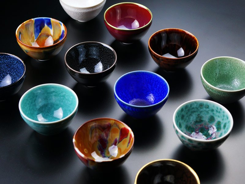 Ensemble de 12 coupes à saké japonaises (guinomi) – four Shinemon, porcelaine d’Arita