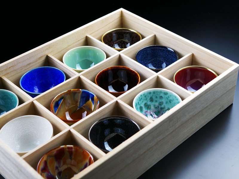 Ensemble de 12 coupes à saké japonaises (guinomi) – four Shinemon, porcelaine d’Arita