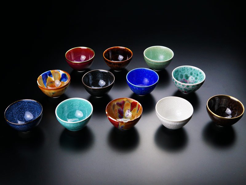 Ensemble de 12 coupes à saké japonaises (guinomi) – four Shinemon, porcelaine d’Arita