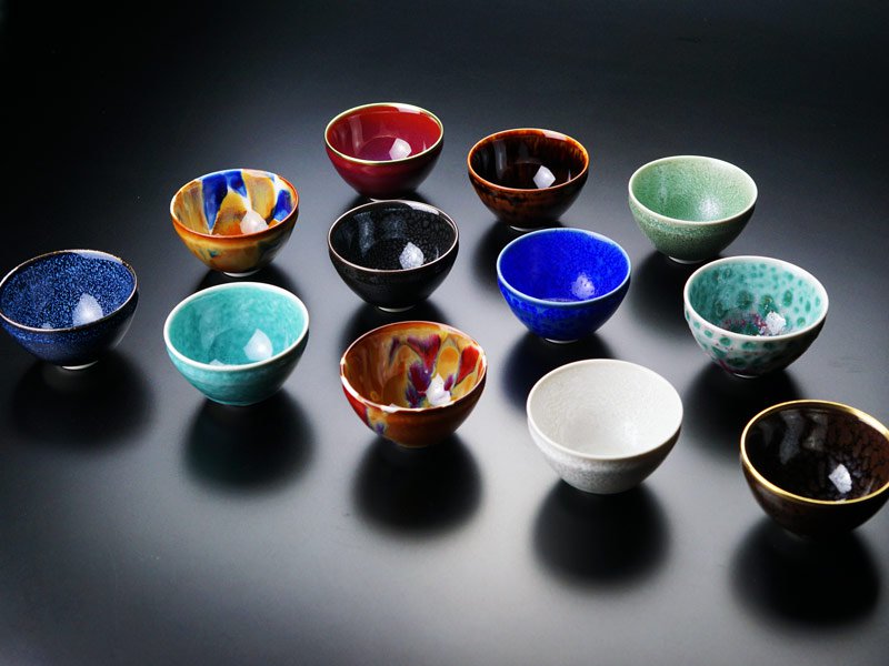Ensemble de 12 coupes à saké japonaises (guinomi) – four Shinemon, porcelaine d’Arita
