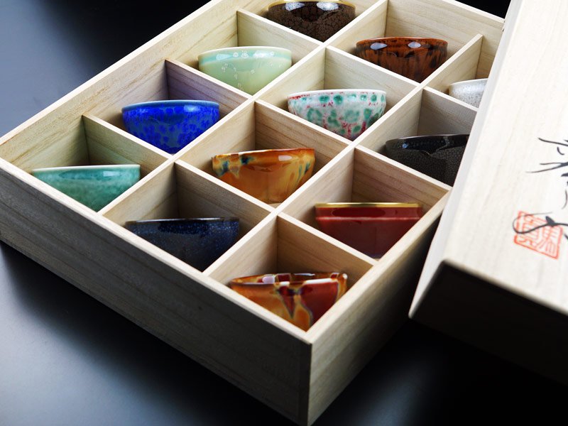 Ensemble de 12 coupes à saké japonaises (guinomi) – four Shinemon, porcelaine d’Arita