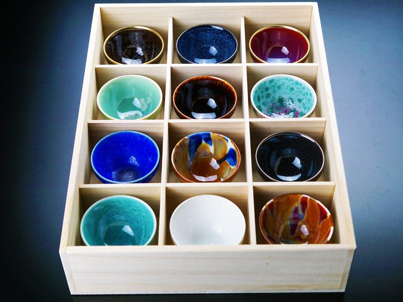 Ensemble de 12 coupes à saké japonaises (guinomi) – four Shinemon, porcelaine d’Arita