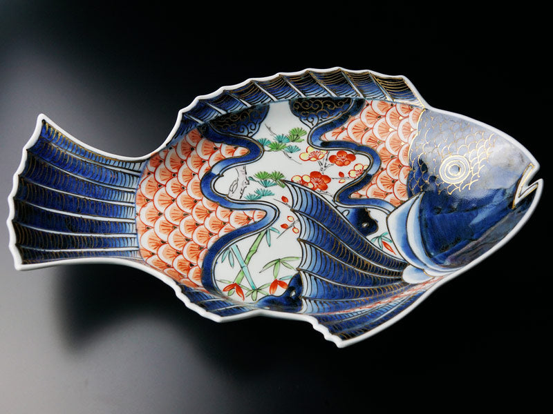 Grande assiette décorative – style kinrande, shochikubai et daurade, porcelaine d’Arita