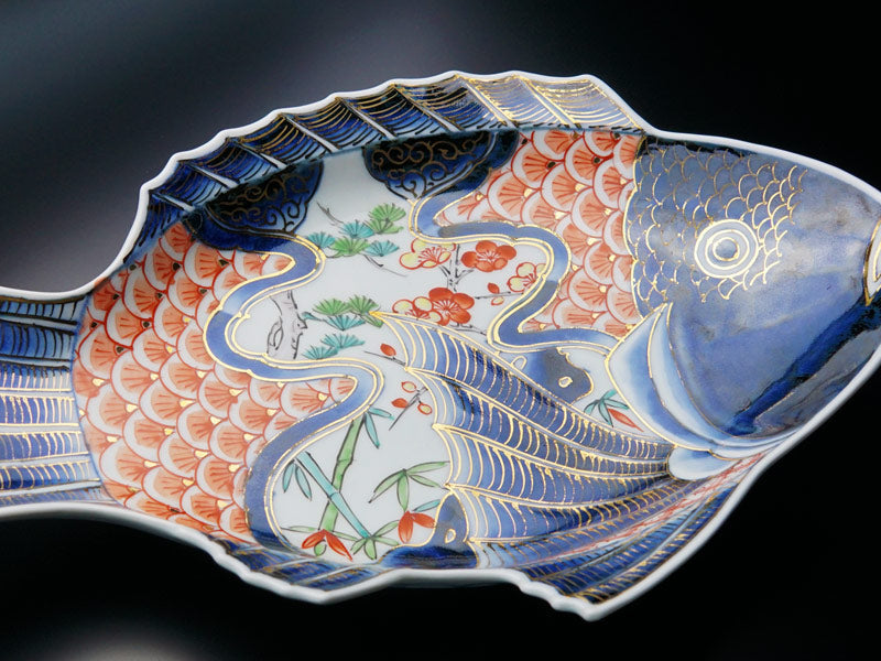 Grande assiette décorative – style kinrande, shochikubai et daurade, porcelaine d’Arita