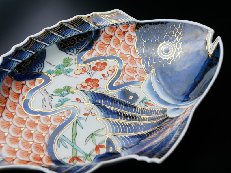 Grande assiette décorative – style kinrande, shochikubai et daurade, porcelaine d’Arita