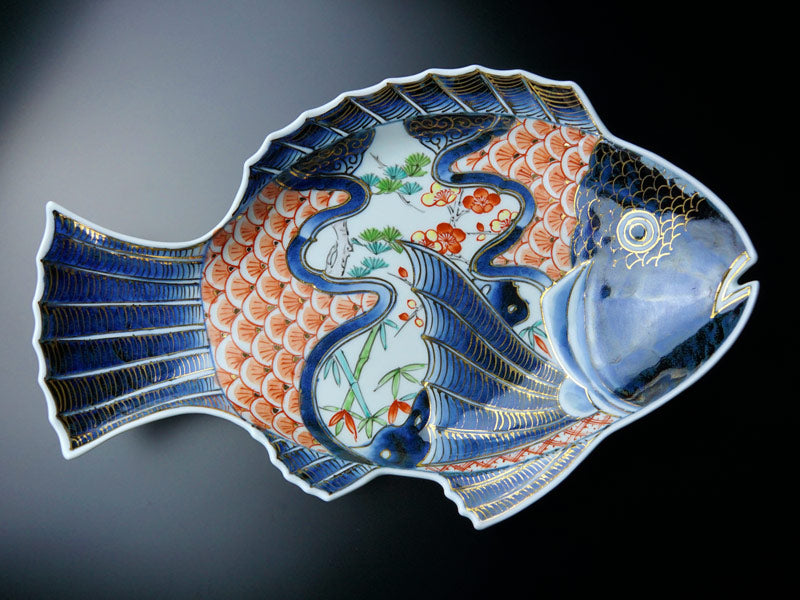 Grande assiette décorative – style kinrande, shochikubai et daurade, porcelaine d’Arita