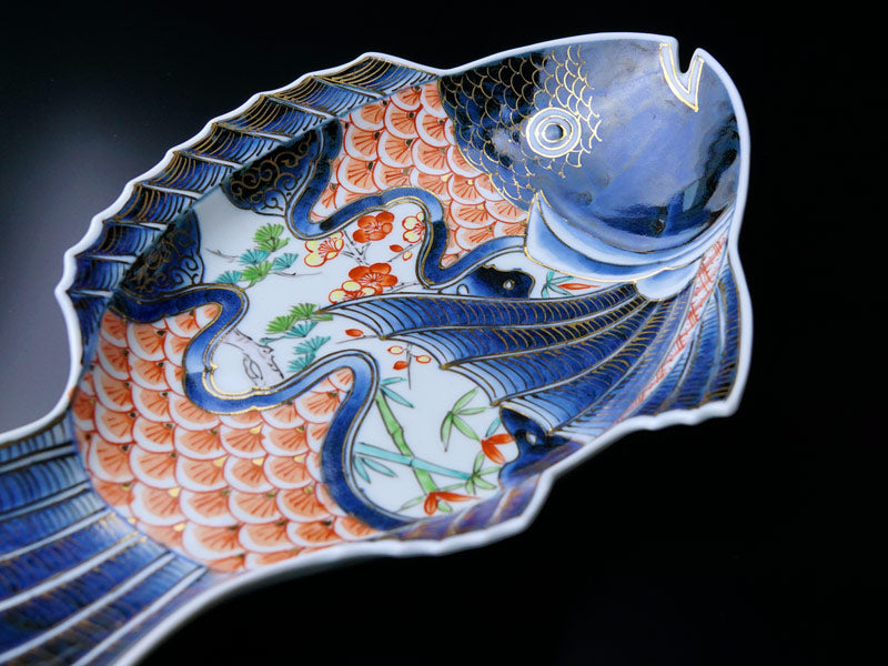 Grande assiette décorative – style kinrande, shochikubai et daurade, porcelaine d’Arita