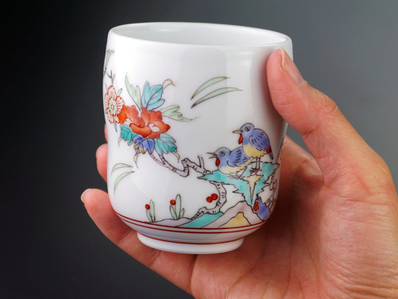 Tasse à thé japonaise (yunomi) – motif Iroe d’oiseaux et de fleurs, four Jin, porcelaine d’Arita