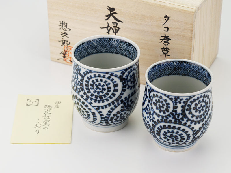 宗次郎窑汤吞对装 - 青花蛸唐草与格子纹
