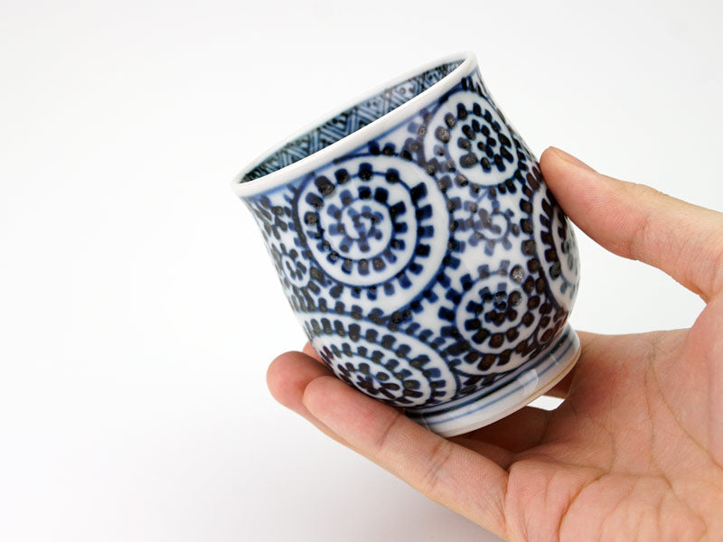 Sojiro Kiln Yunomi Japanese Teacup - Sometsuke Tako-Karakusa Lattice