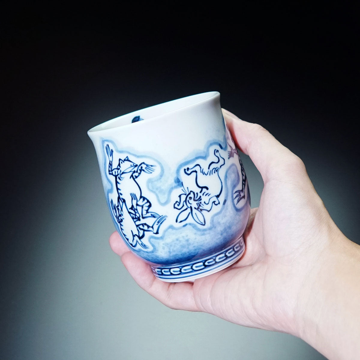 Tasse à thé japonaise (yunomi) – sometsuke Choju-Giga, four Sojiro, porcelaine d’Arita