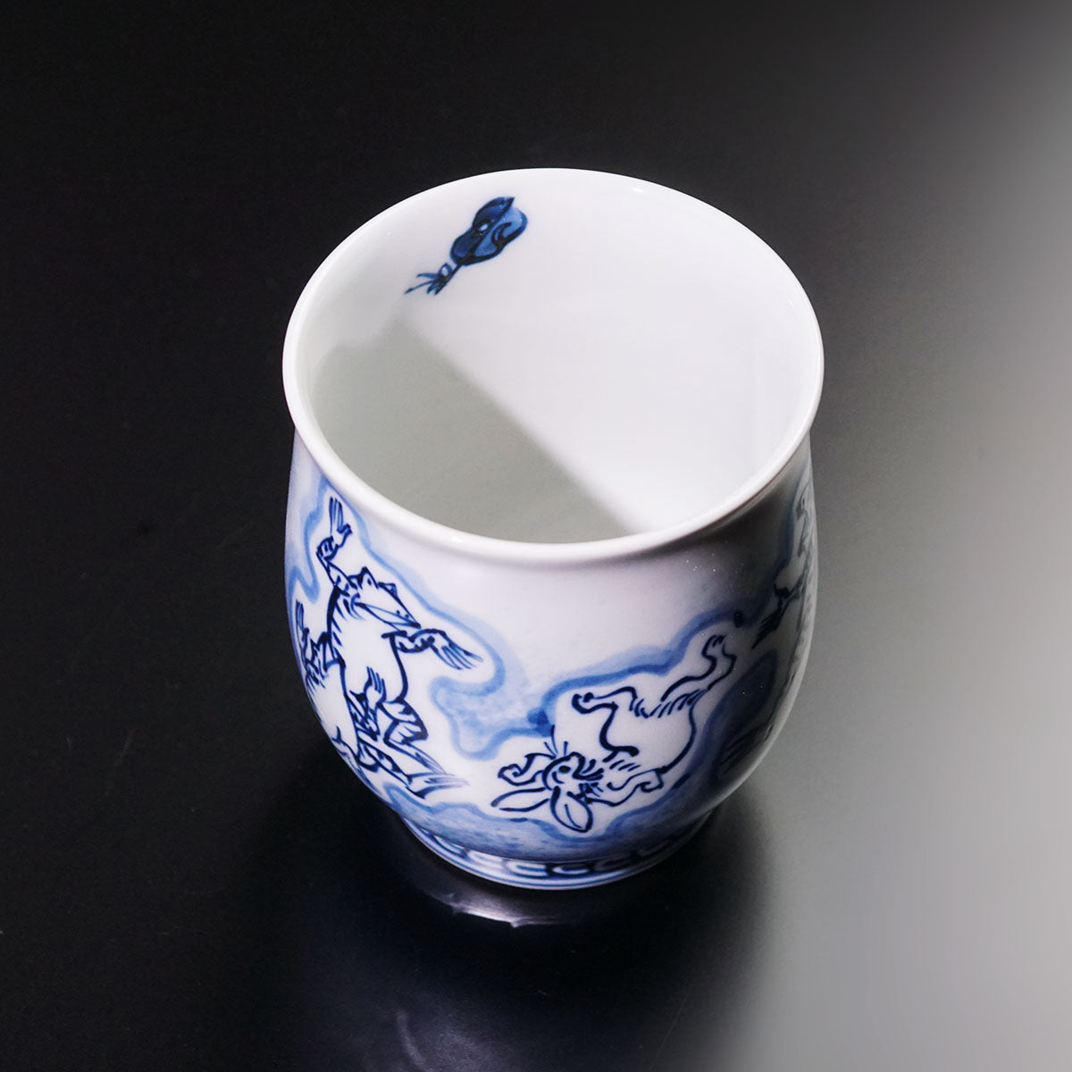 Tasse à thé japonaise (yunomi) – sometsuke Choju-Giga, four Sojiro, porcelaine d’Arita