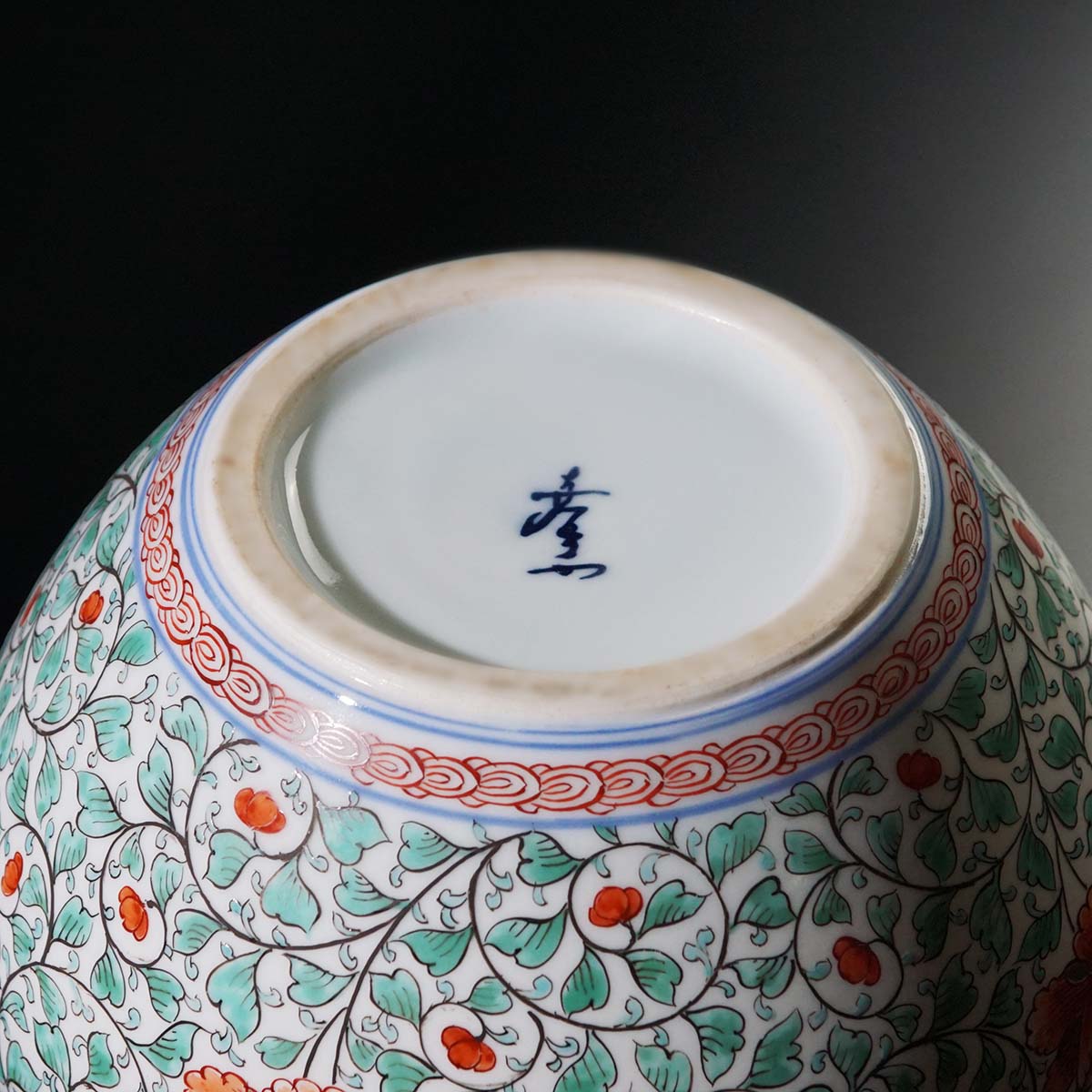 Shinemon Kiln Akae Chrysanthemum and Lion Vase by the First Shinemon - Arita Ware